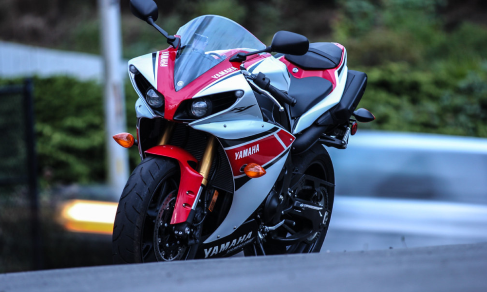Review Yamaha R1