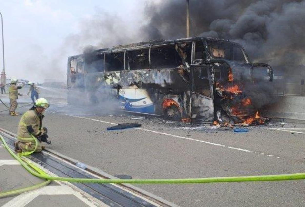 Bus Pariwisata Terbakar di Tol Wiyoto Wiyono, Angkut 58 Anak TK