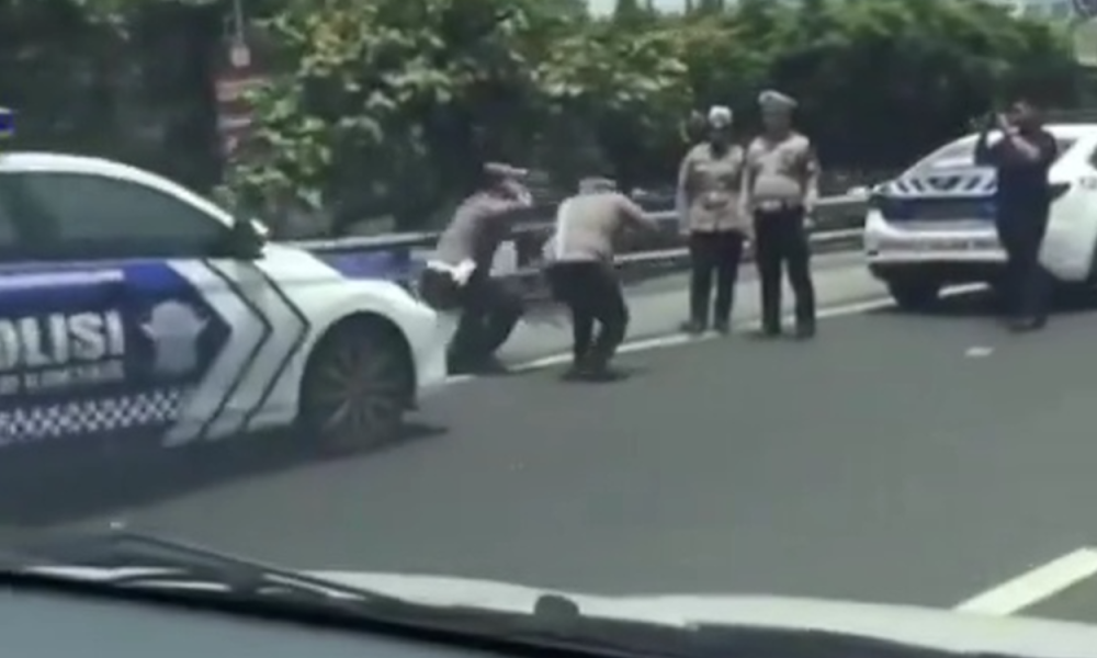 Diduga Telat Kawal Kepulangan Tamu Negara, 2 Polisi Terlihat Squat Jump di Pinggir Tol