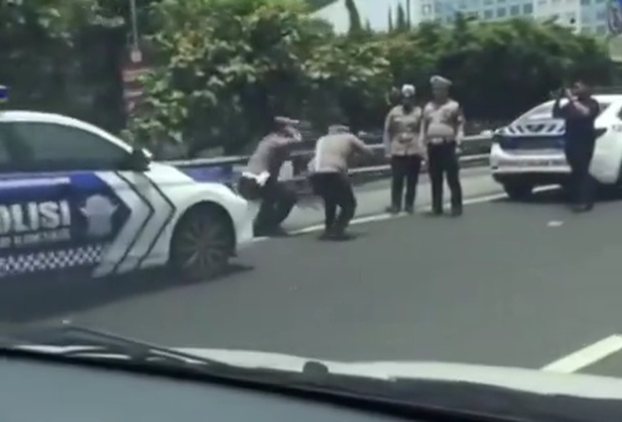 Diduga Telat Kawal Kepulangan Tamu Negara, 2 Polisi Terlihat Squat Jump di Pinggir Tol