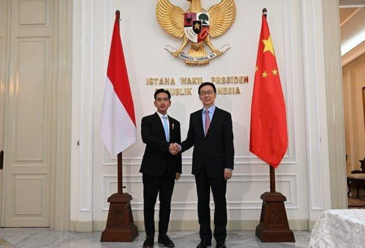 Gibran Rakabuming Raka Menyambut Wakil Presiden China Han Zheng di Istana Wapres