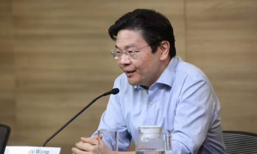 PM Singapura Larence Wong Tuai Pujian Usai Naik Pesawat Ekonomi Terbang ke Laos