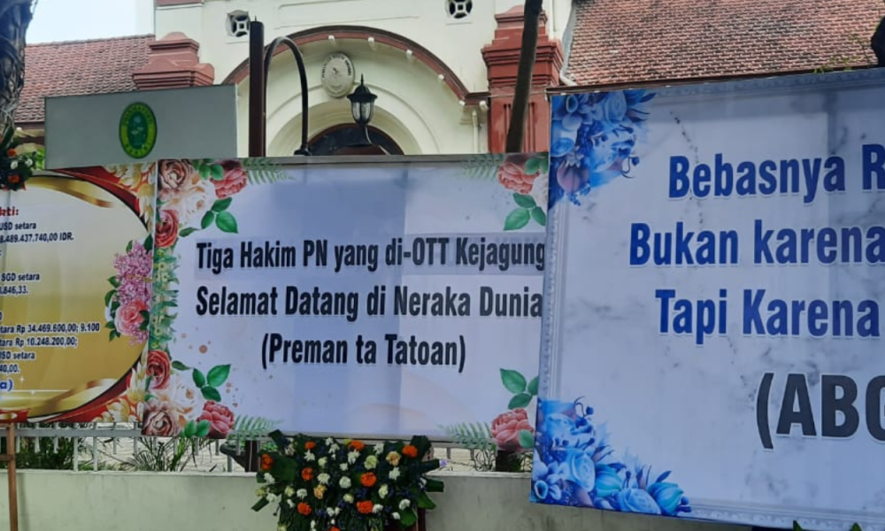 Pasca Penangkapan Tiga Hakim, Karangan Bunga Menghiasi PN Surabaya Sebagai Tanda Protes