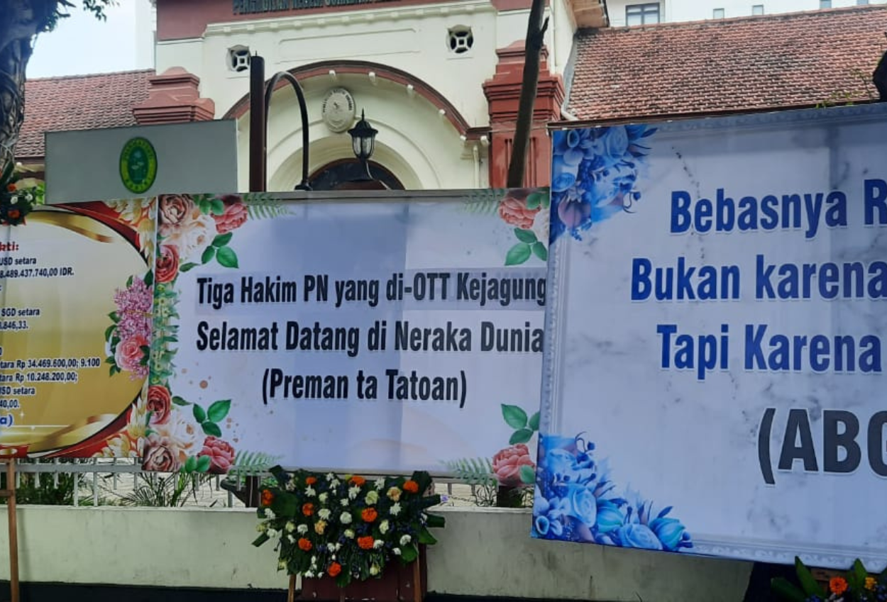 Pasca Penangkapan Tiga Hakim, Karangan Bunga Menghiasi PN Surabaya Sebagai Tanda Protes