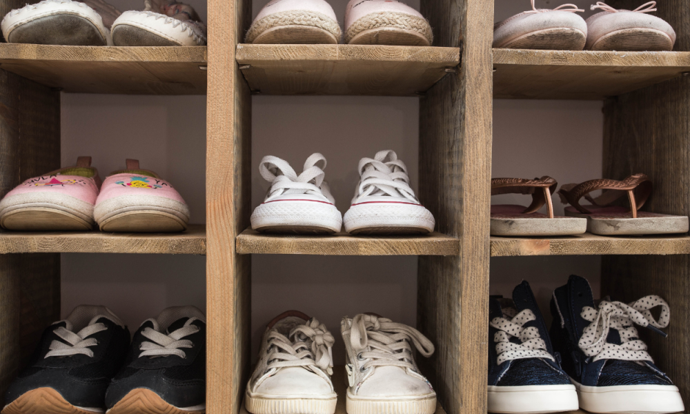 Pria di Yunani Dipenjara Akibat Kecanduan Nyium Bau Sepatu Tetangga