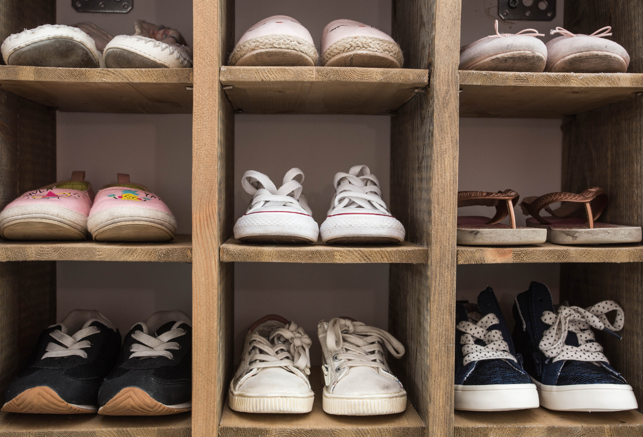 Pria di Yunani Dipenjara Akibat Kecanduan Nyium Bau Sepatu Tetangga