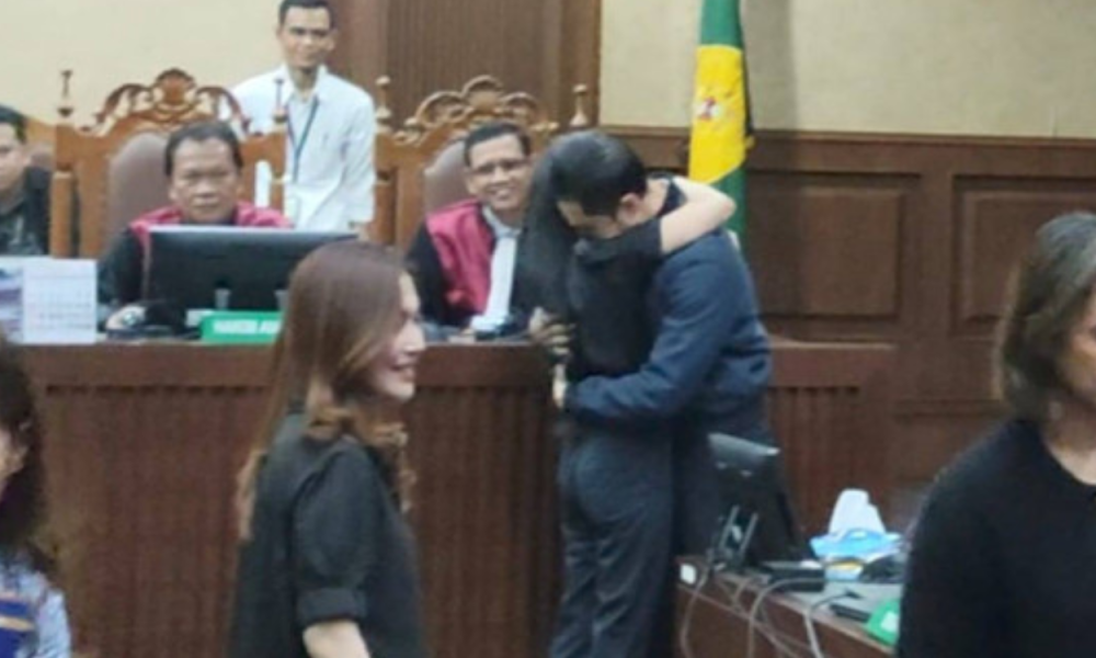 Sandra Dewi Peluk dan Usap Kening Harvey Moeis Usai jadi Saksi di Sidang Lanjutkan Kasus Korupsi Timah