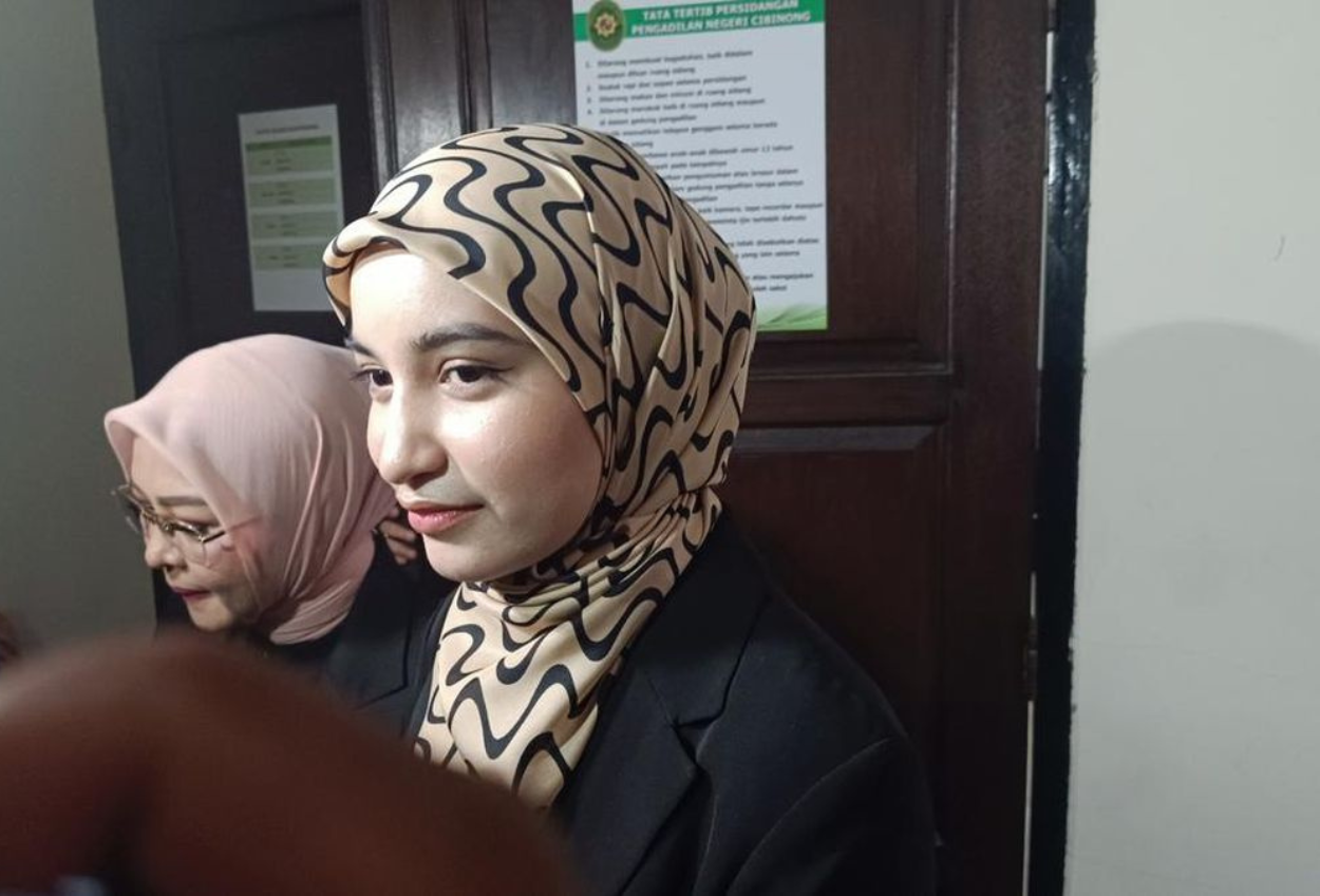 Sidang Perdana KDRT Armor Toreador, Cut Intan Hadir Didampingi Keluarga