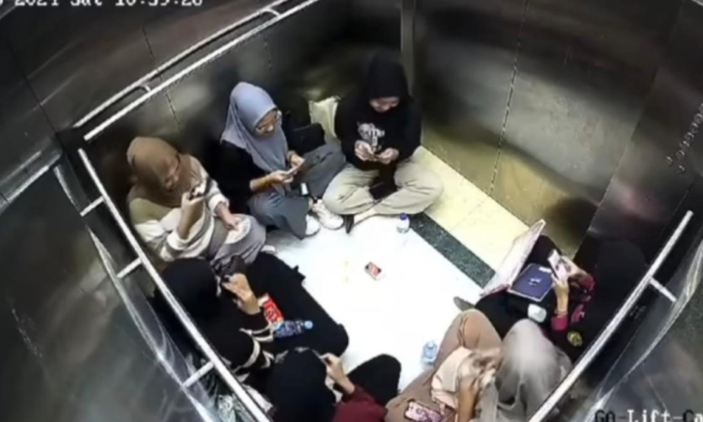 Terjebak di Lift, Mahasiswi Ini Malah Asyik Main UNO