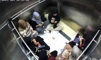 Terjebak di Lift, Mahasiswi Ini Malah Asyik Main UNO