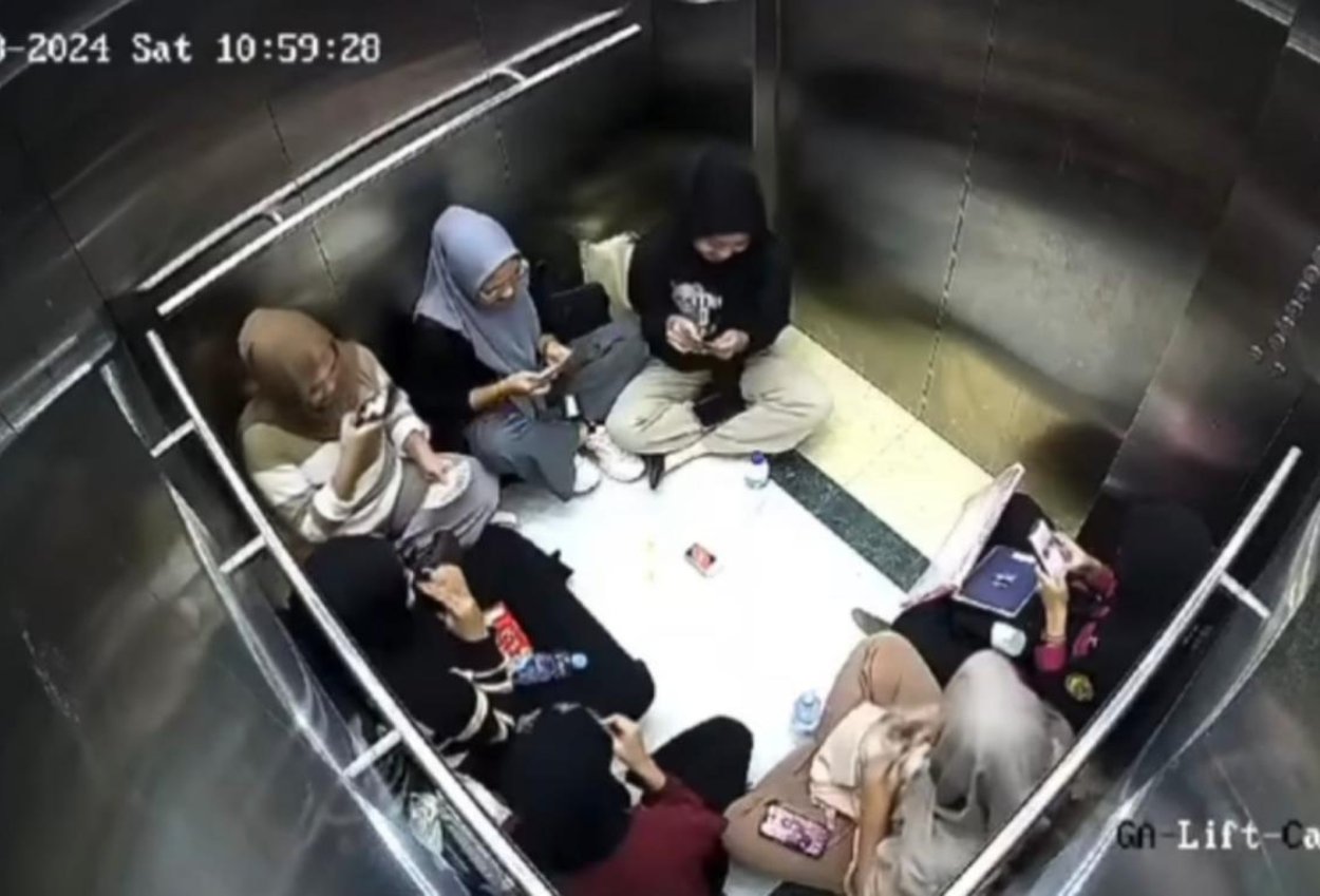 Terjebak di Lift, Mahasiswi Ini Malah Asyik Main UNO
