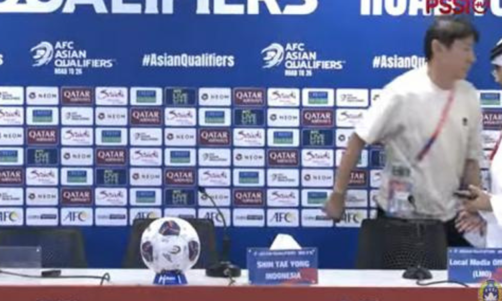 Tertangkap Kamera, Shin Tae yong Ogah Jabat Tangan dengan Media Officer Bahrain Saat Kelar Konferensi Pers