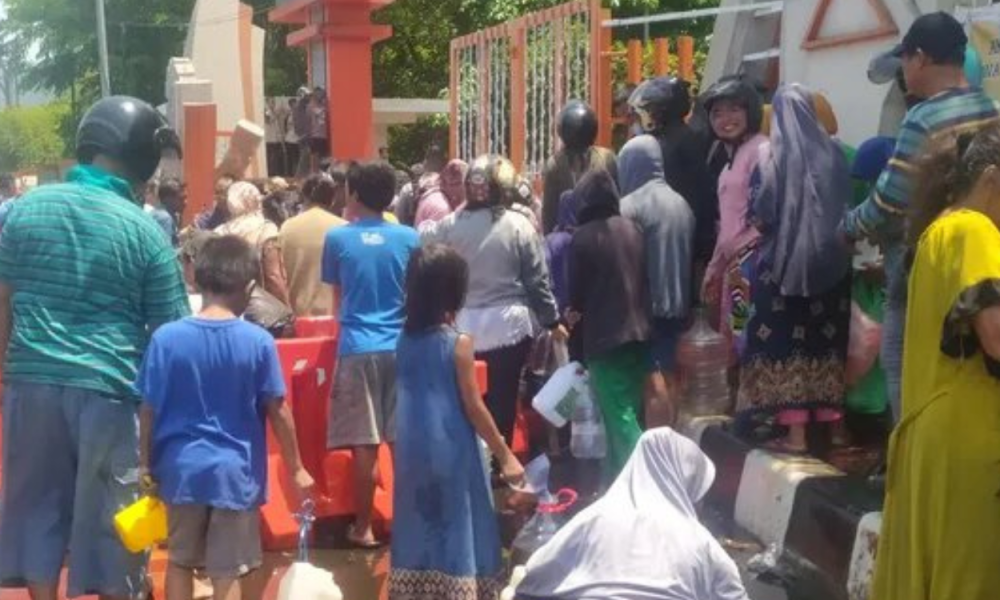 Truk Kontainer Tabrak Pagar Kampus di Makassar, Minyak Goreng Tumpah dan Jadi Rebutan Warga