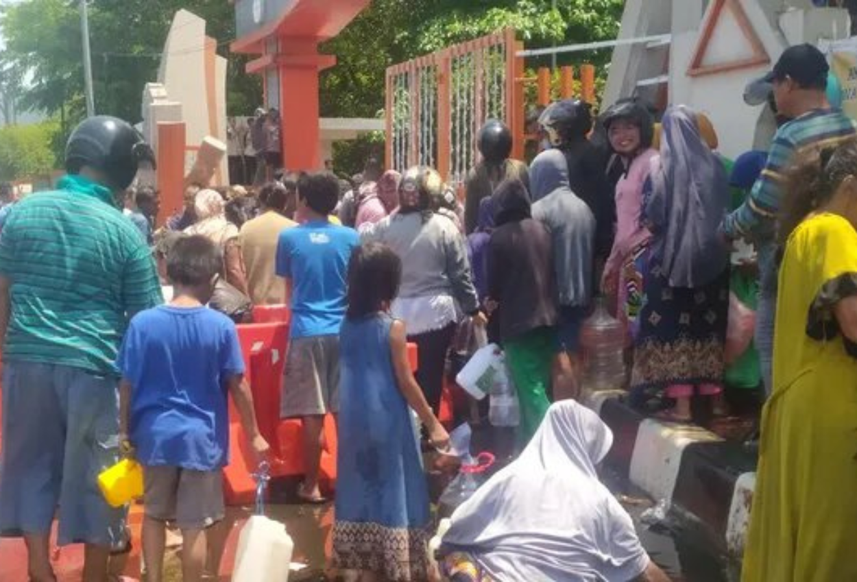 Truk Kontainer Tabrak Pagar Kampus di Makassar, Minyak Goreng Tumpah dan Jadi Rebutan Warga
