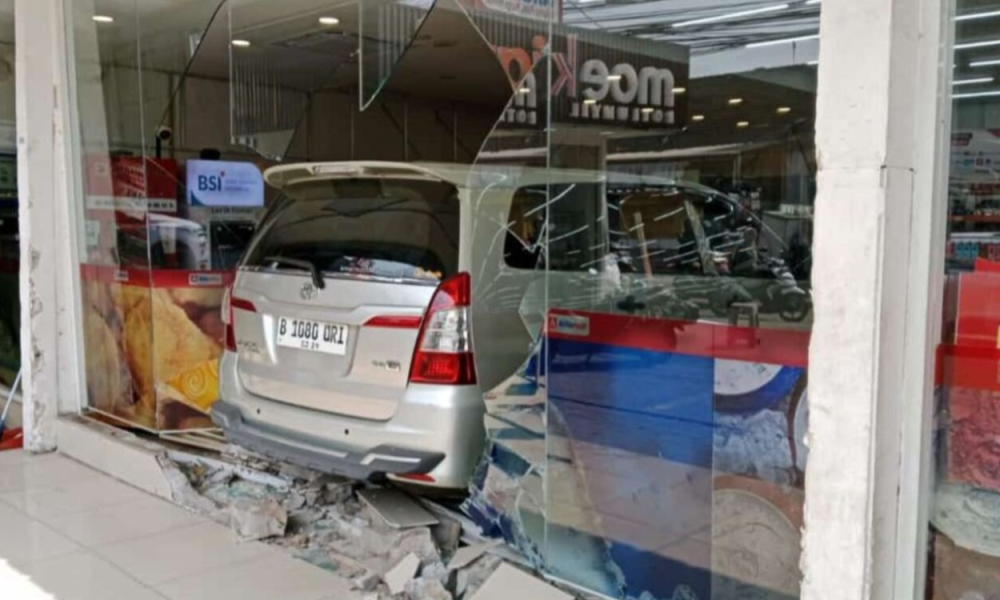 Waduh! Diduga Salah Oper Gigi, Mobil Ini Tabrak Minimarket di Depok