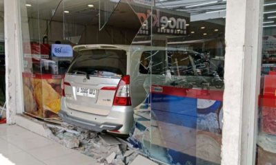 Waduh! Diduga Salah Oper Gigi, Mobil Ini Tabrak Minimarket di Depok
