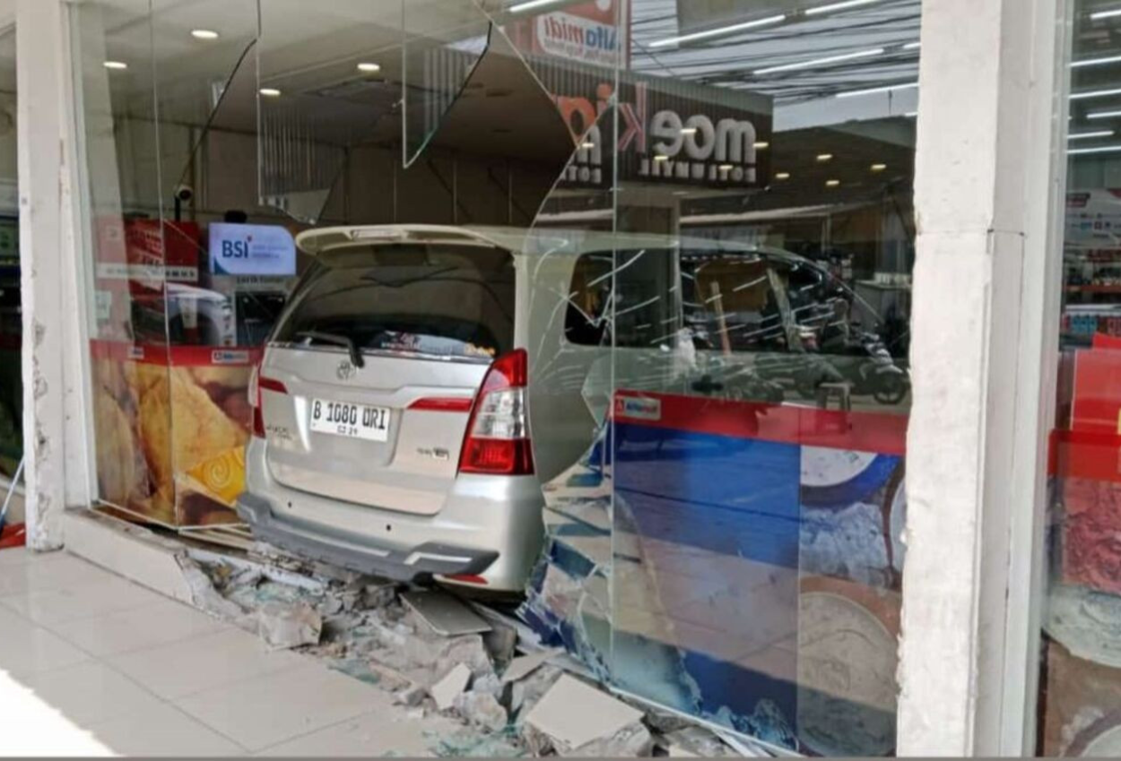 Waduh! Diduga Salah Oper Gigi, Mobil Ini Tabrak Minimarket di Depok