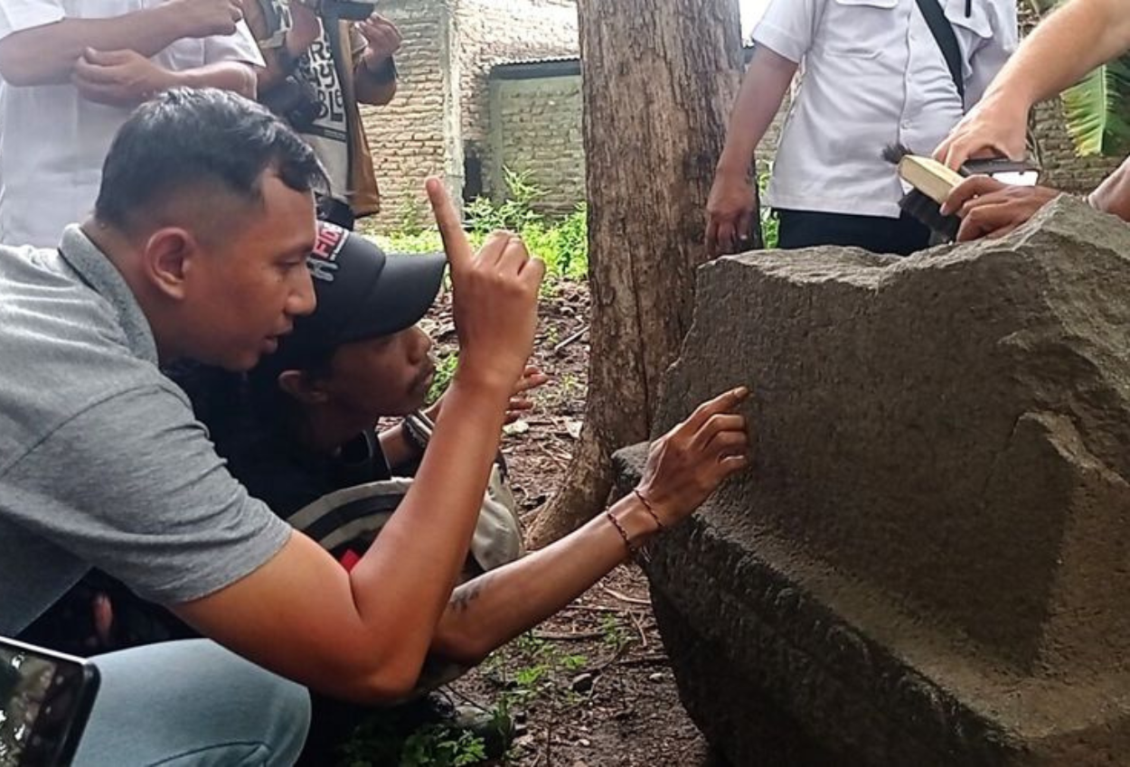 BRIN Identifikasi Temuan Prasasti Aksara Jawa Kuno di Desa Taji, Magetan