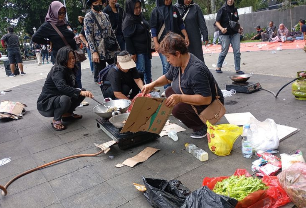 Bawa Kompor dan Panci, Warga Bogor Gelar Aksi Unjuk Rasa di Balai Kota