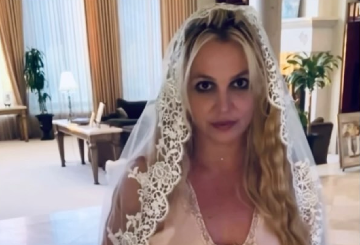 Britney Spears Menikahi Diri Sendiri, Kondisi Mental Jadi Sorotan