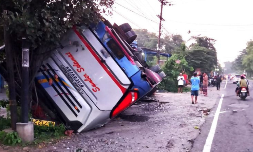 Bus Terbalik di Magetan Akibat Hindari Pengendara Motor yang Diduga Mabuk