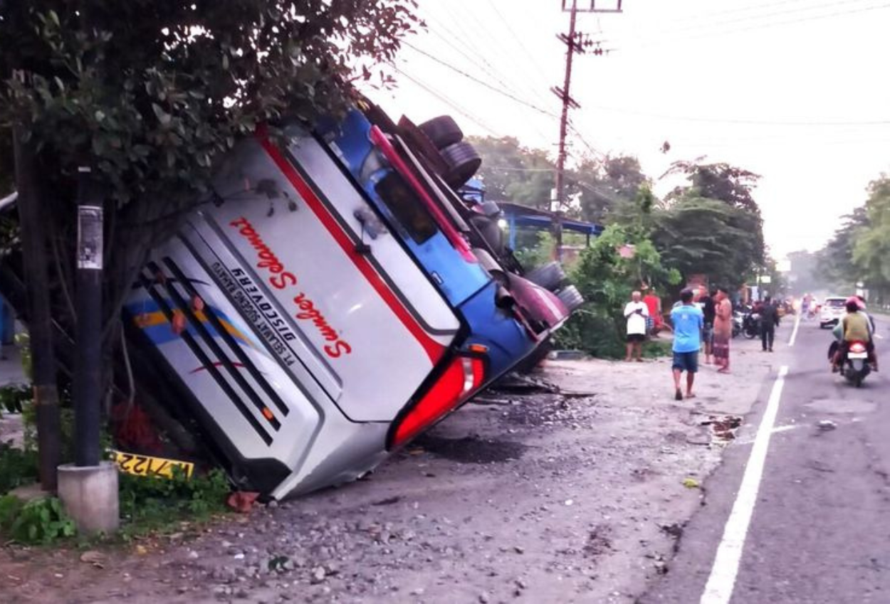 Bus Terbalik di Magetan Akibat Hindari Pengendara Motor yang Diduga Mabuk