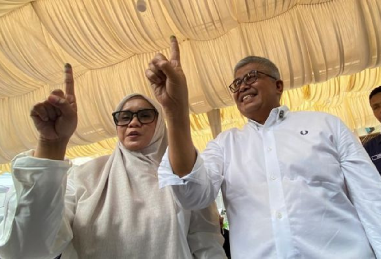 Bustami Hamzah Nyoblos di TPS Kampung Pineung Saya Optimis dan Yakin Menang