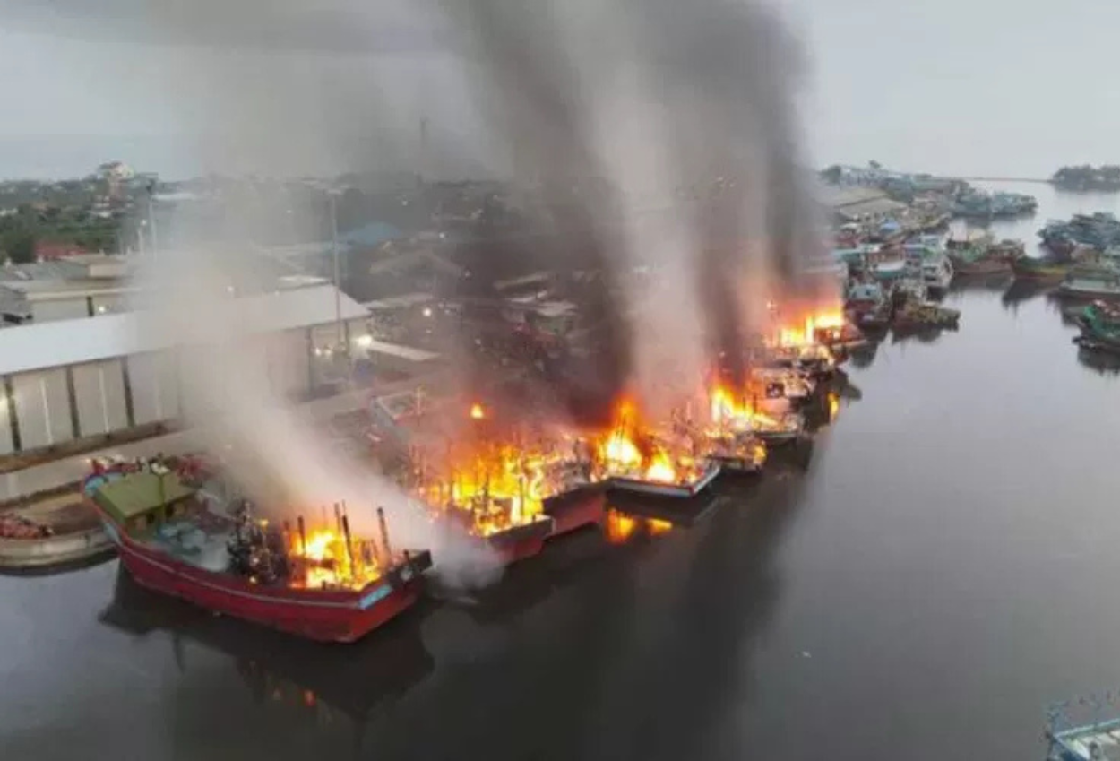 Diduga Korsleting, 12 Kapal di Pelabuhan Pekalongan Ludes Terbakar
