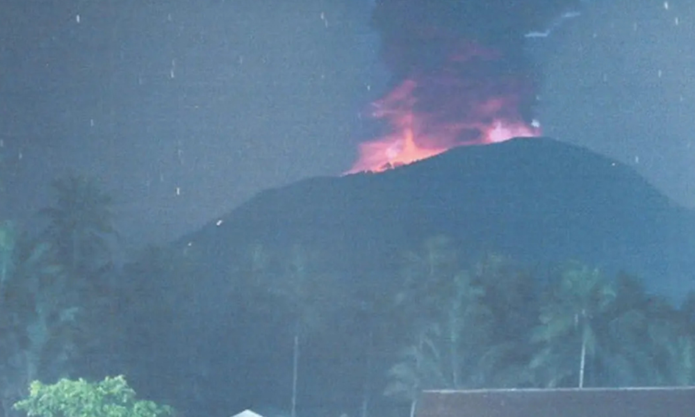 Gunung Ibu Erupsi! Ketinggian Api Capai 350 Meter dan Berstatus Siaga