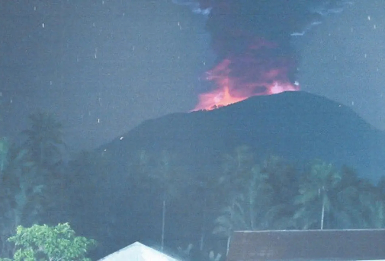 Gunung Ibu Erupsi! Ketinggian Api Capai 350 Meter dan Berstatus Siaga