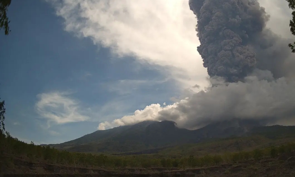 Gunung Lewotobi Laki laki Meletus Lagi, Kolom Abu Capai 9 Kilometer