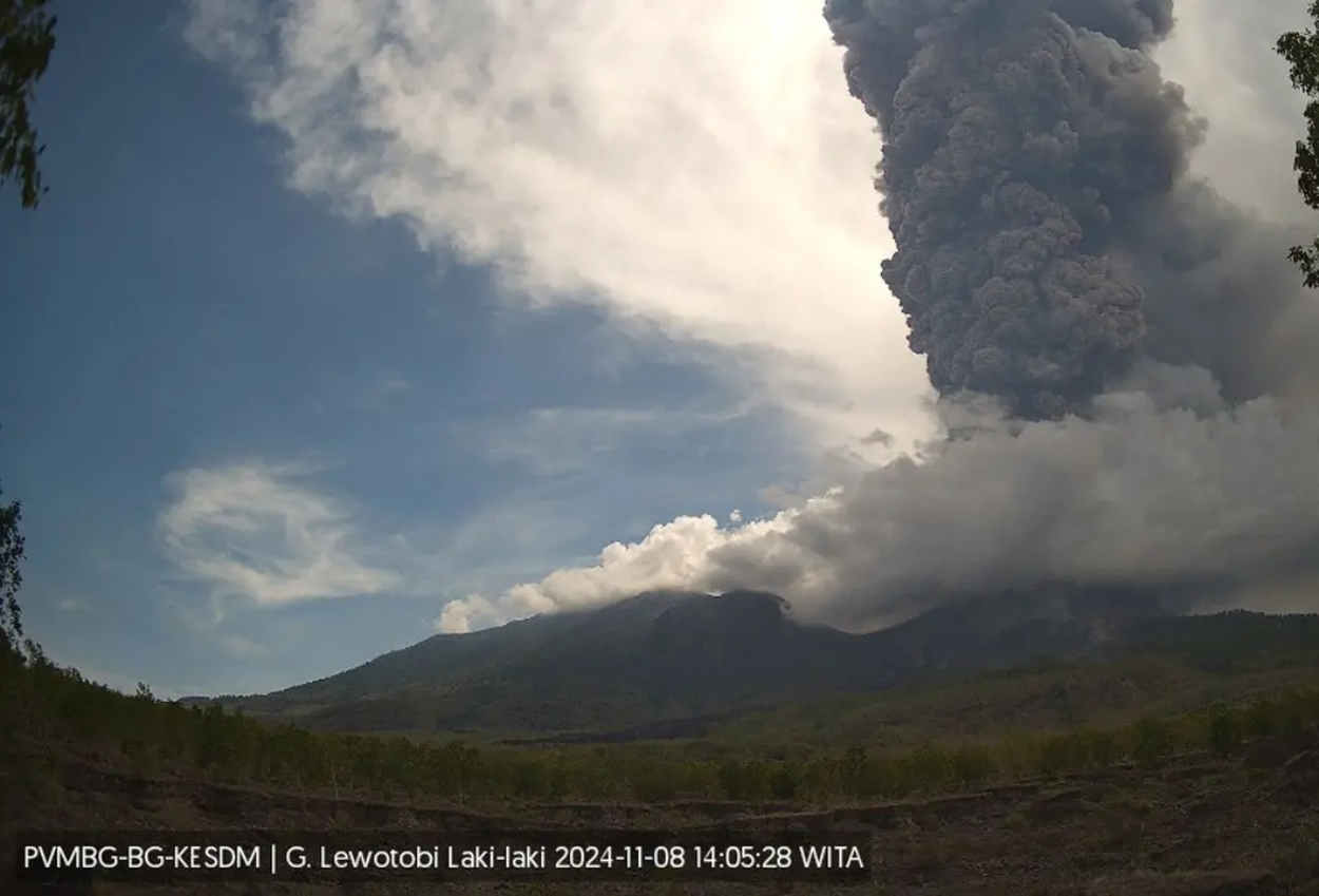 Gunung Lewotobi Laki laki Meletus Lagi, Kolom Abu Capai 9 Kilometer