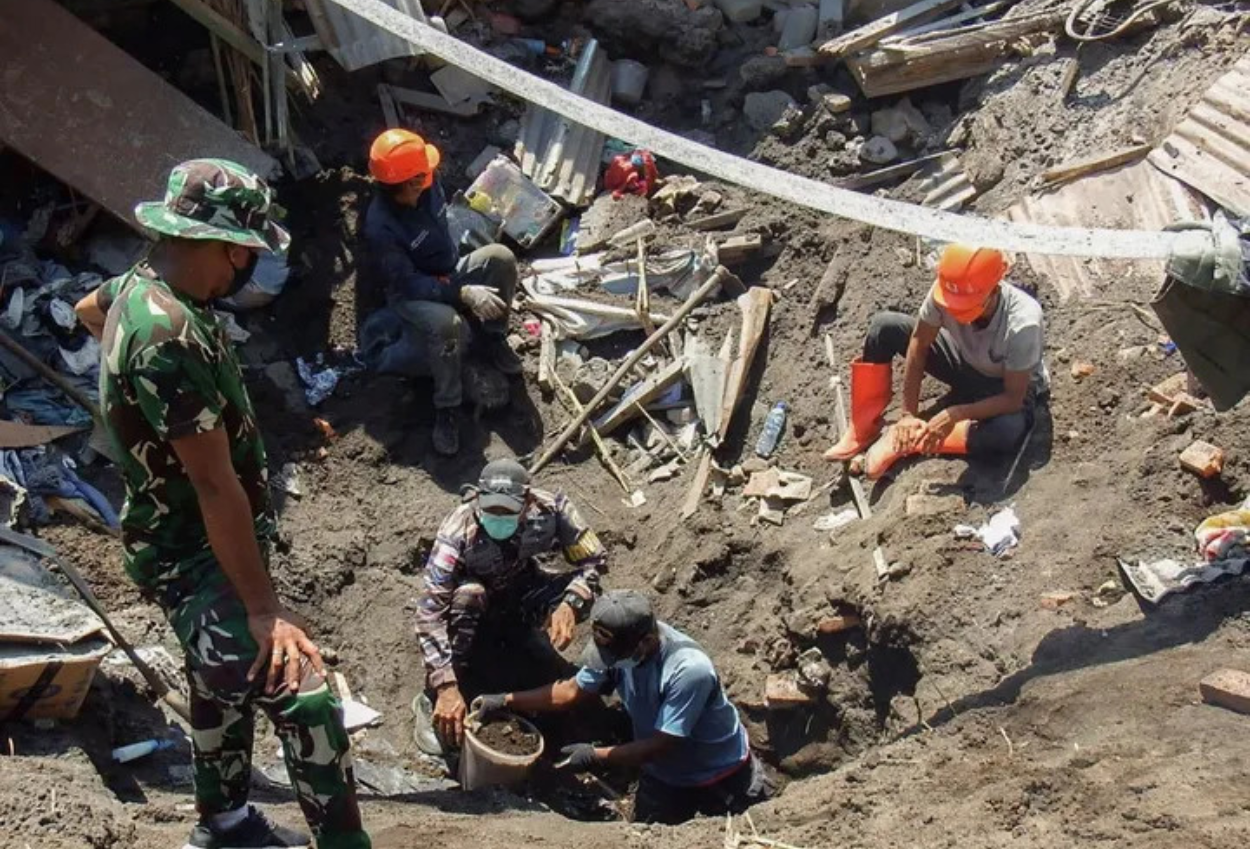 Gunung Lewotobi Meletus Lagi, Sebabkan Lubang di Permukiman hingga Status Awas