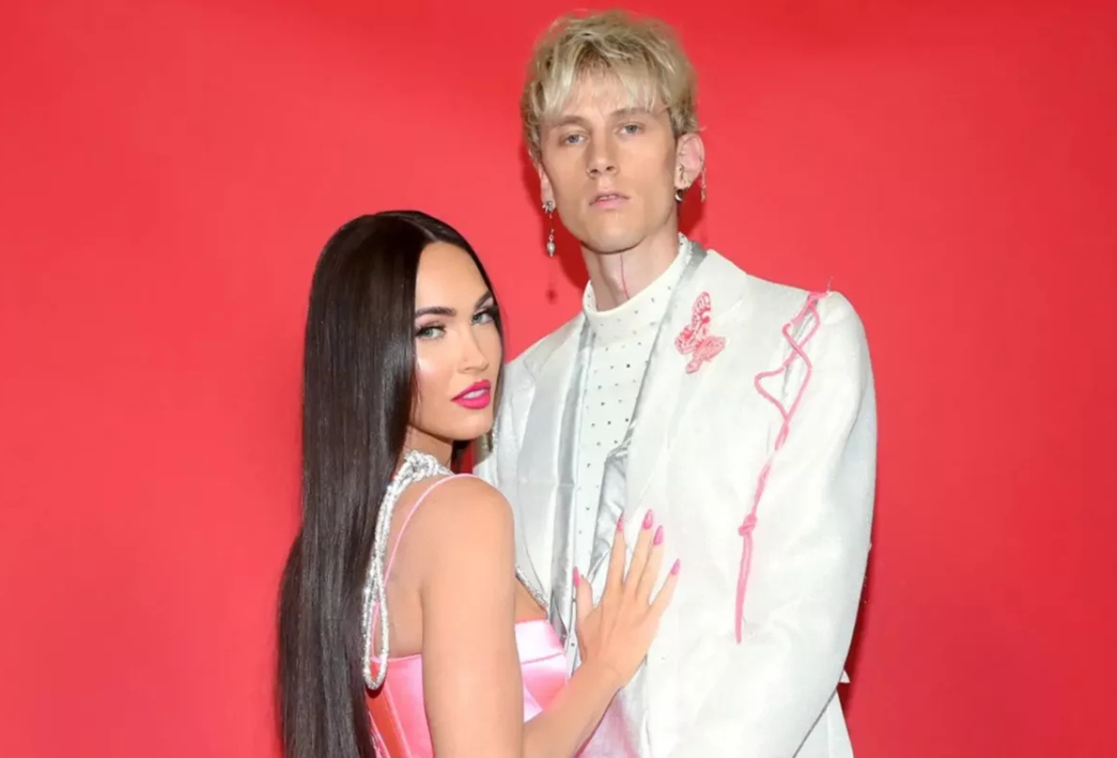 Kabar Gembira! Megan Fox Umumkan Kehamilan dari Machine Gun Kelly