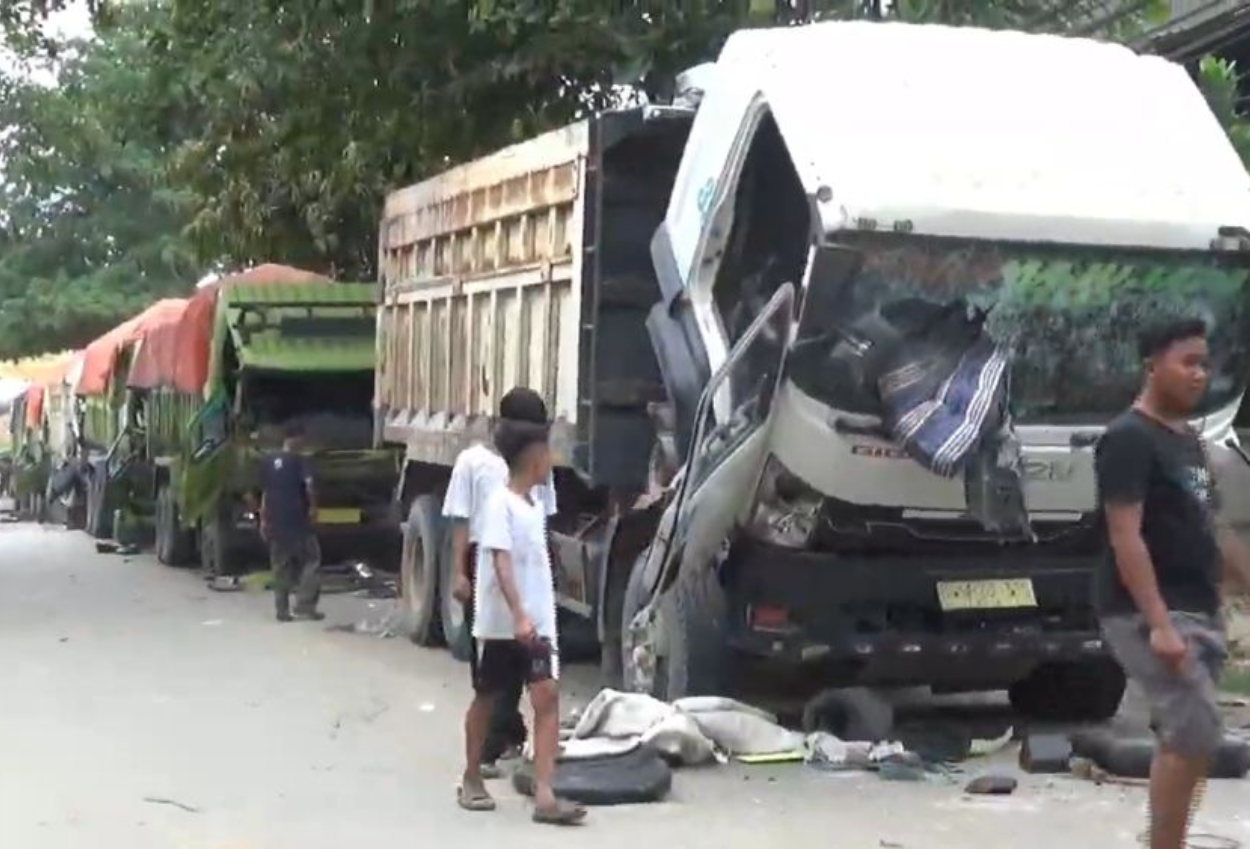 Kaki Bocah 9 Tahun Remuk Terlindas, Warga Tangerang Bakar dan Rusak Puluhan Truk