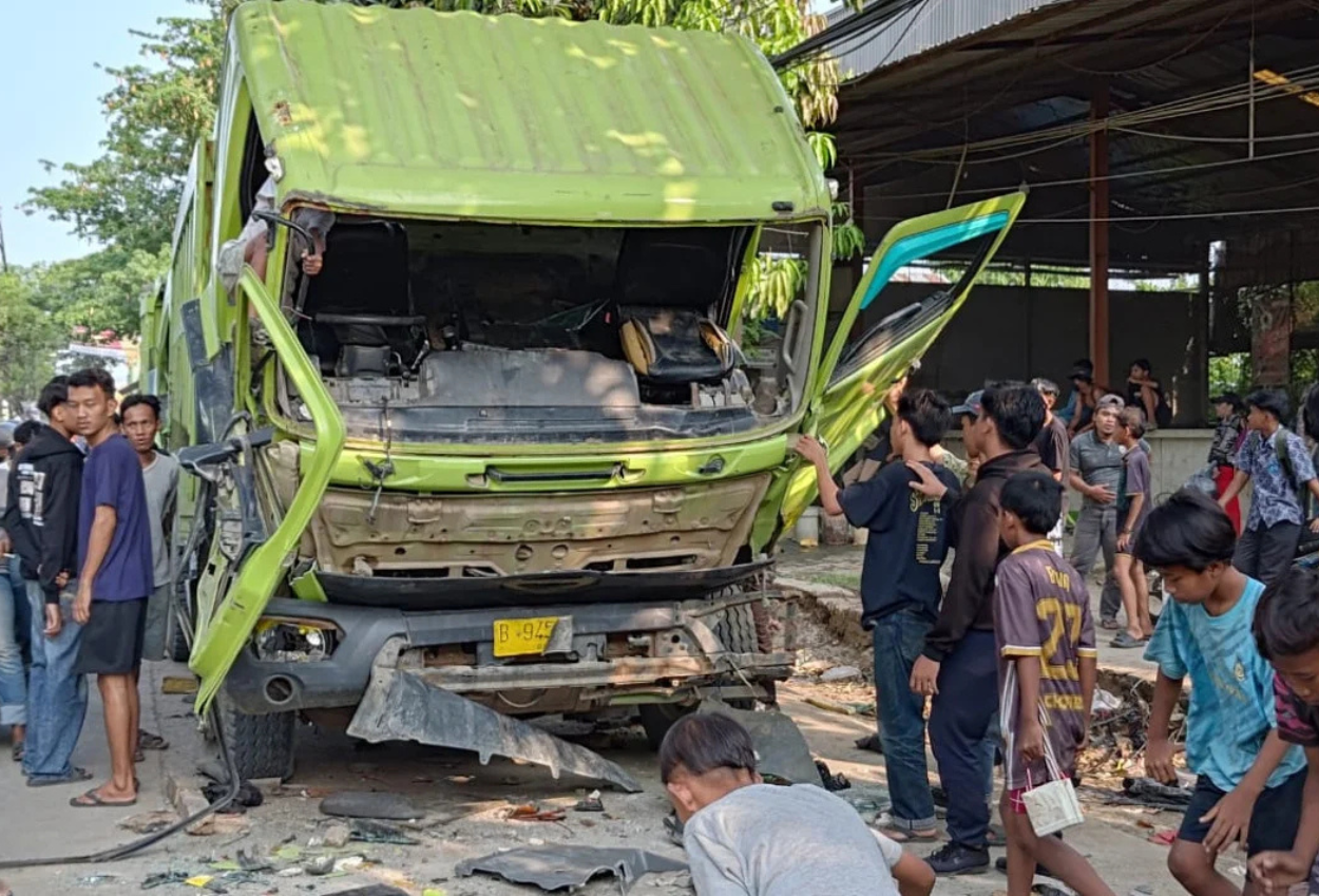 Kesal Langgar Jam Operasional hingga Tabrak Bocah, Warga Kabupaten Tangerang Rusak Puluhan Truk yang Melintas