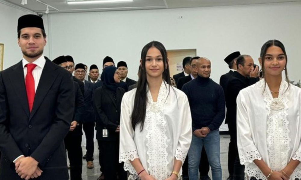 Kevin Diks Lancar Nyanyi Indonesia Raya saat Pengambilan Sumpah WNI, Netizen Bangga!
