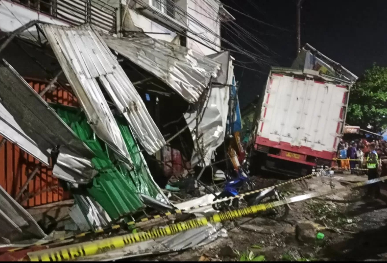 Kronologi Truk Rem Blong di Ngaliyan Semarang yang Tabrak Beberapa Bangunan, 2 Dikabarkan Tewas