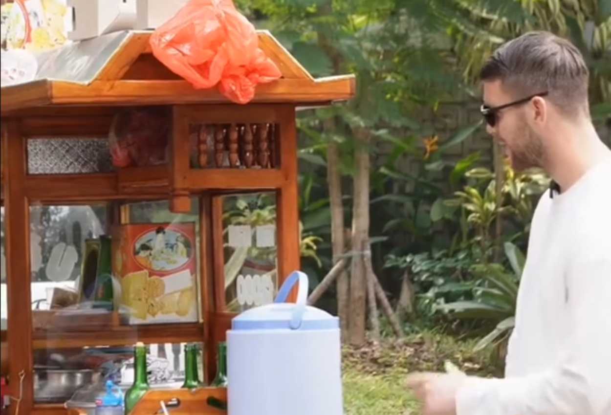 Maarten Paes Beli Bubur Ayam Pake Bahasa Indonesia, Warga Heboh