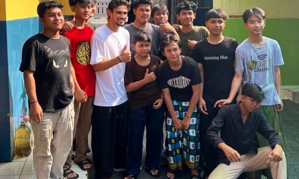 Momen Nathan Tjoe A On Pergi ke Musala Jelang Laga dengan Arab Saudi