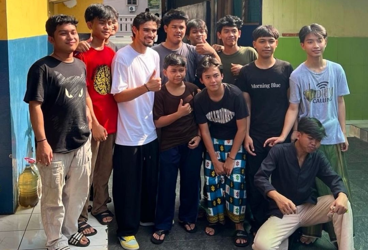Momen Nathan Tjoe A On Pergi ke Musala Jelang Laga dengan Arab Saudi