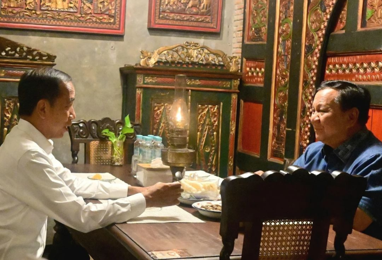 Momen Prabowo Datangi Jokowi ke Solo Dan Makan Malam Angkringan Bersama