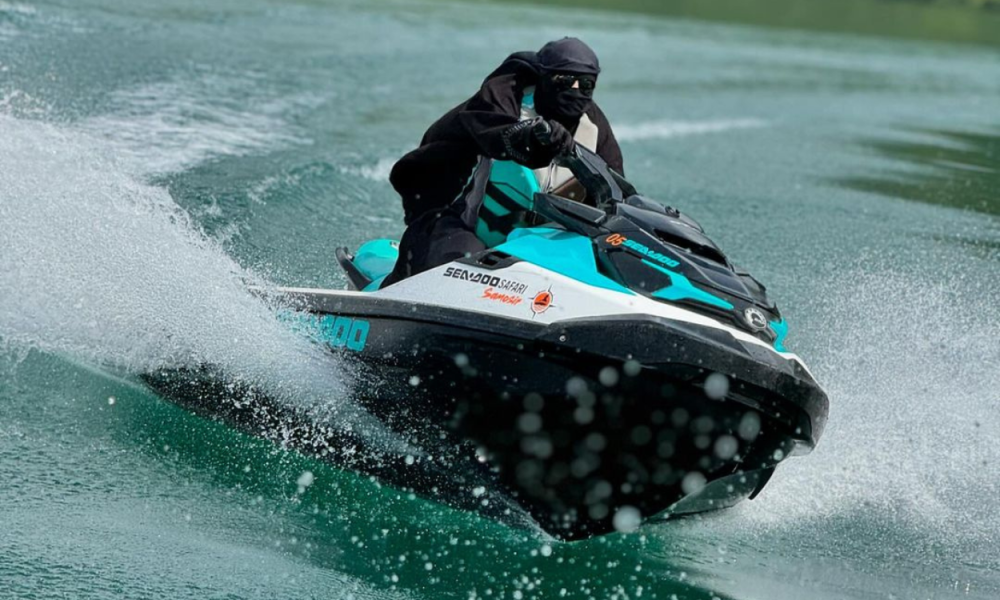 Momen Umi Pipik Naik Jetski Pakai Gamis dan Cadar di Danau Toba