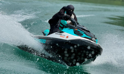 Momen Umi Pipik Naik Jetski Pakai Gamis dan Cadar di Danau Toba