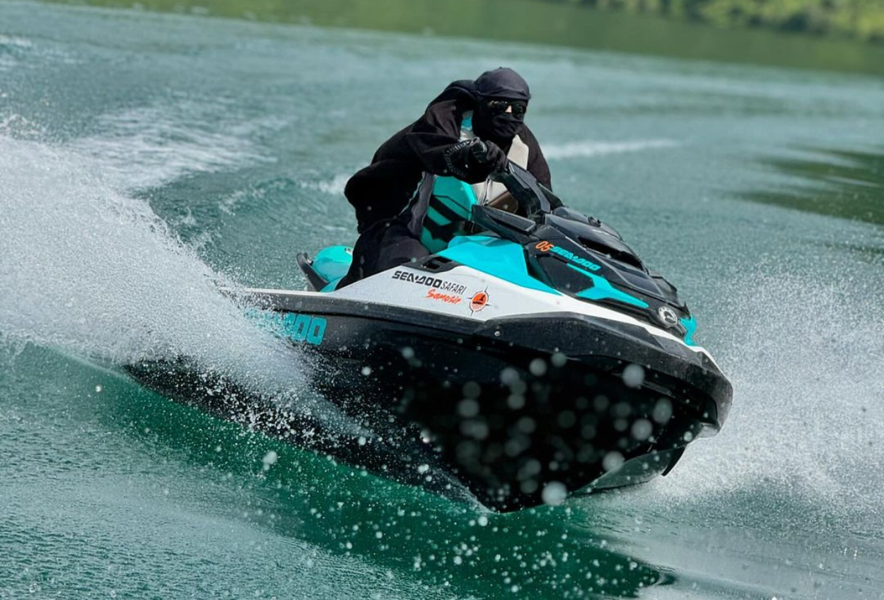 Momen Umi Pipik Naik Jetski Pakai Gamis dan Cadar di Danau Toba