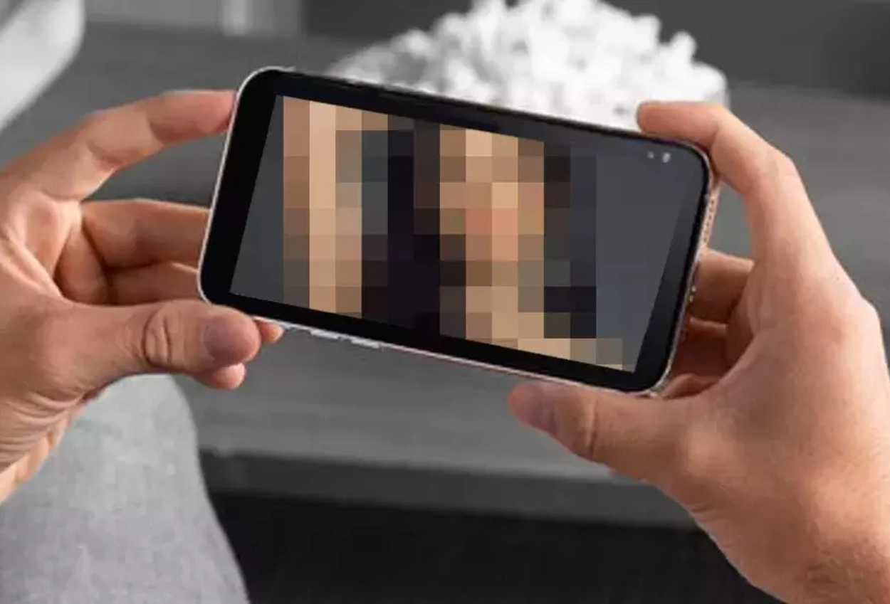 Pejabat Guinea Simpan 400 Video Syur dengan Banyak Wanita