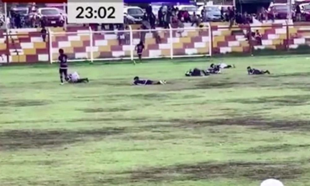 Pemain Sepak Bola Peru Tewas Tersambar Petir di Lapangan