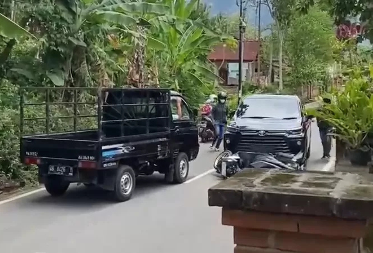 Pemotor Nekat Hadang Mobil Avanza hingga Terseret 50 Meter di Magelang, Begini Kronologinya