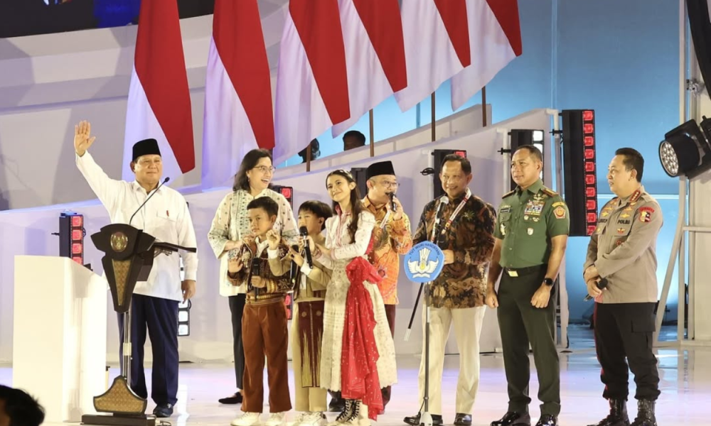 Presiden Prabowo Beri 2 Guru Hadiah Laptop dan Uang Rp100 Juta di Perayaan Hari Guru Nasional