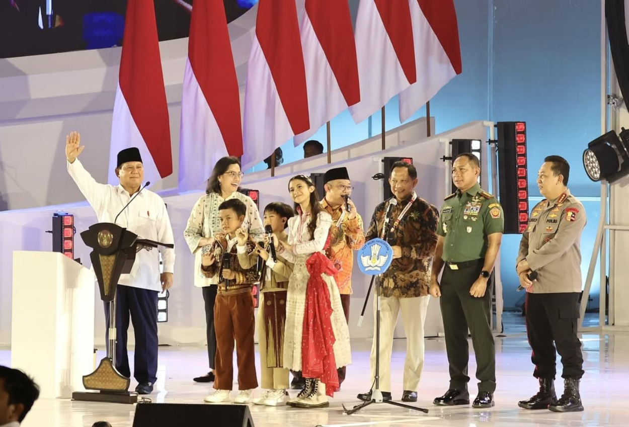 Presiden Prabowo Beri 2 Guru Hadiah Laptop dan Uang Rp100 Juta di Perayaan Hari Guru Nasional